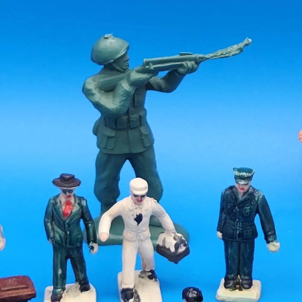 Vintage Toy‎ Figurines Park Bench Train Water Pump Baby Solder Pig Cow Horse